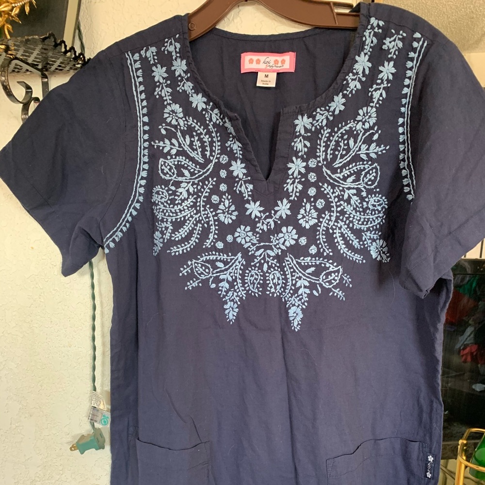 EUC Koi by Kathy Peterson Embroidered Blouse Scrub Top Size Medium - Picture 3 of 11